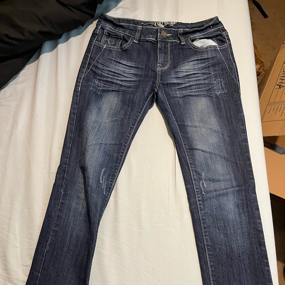 NV jeans size 9, they kinda scrunch on the bottom, depends on how tall you im5’1